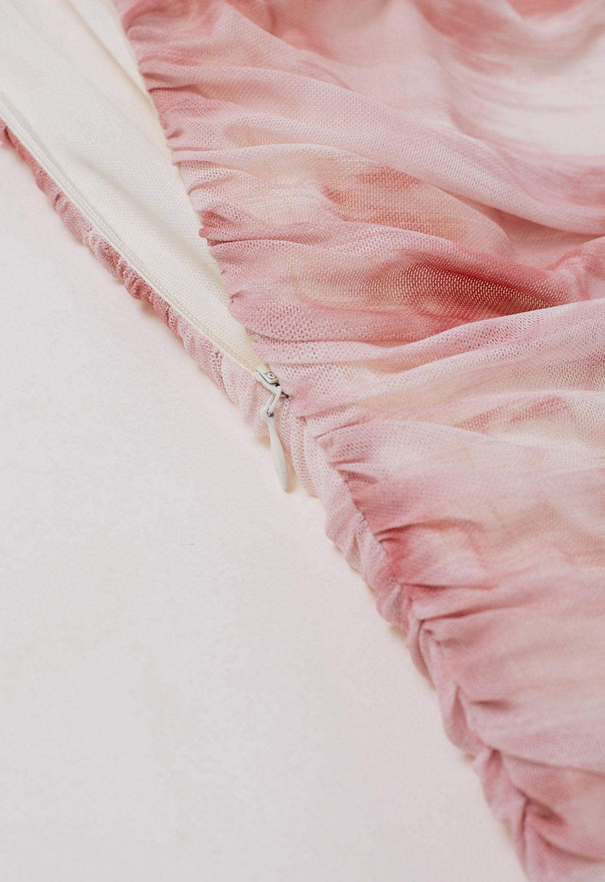 فستان متوسط الطول بحزام عريض شبكي مزين بألوان مائية باللون الوردي