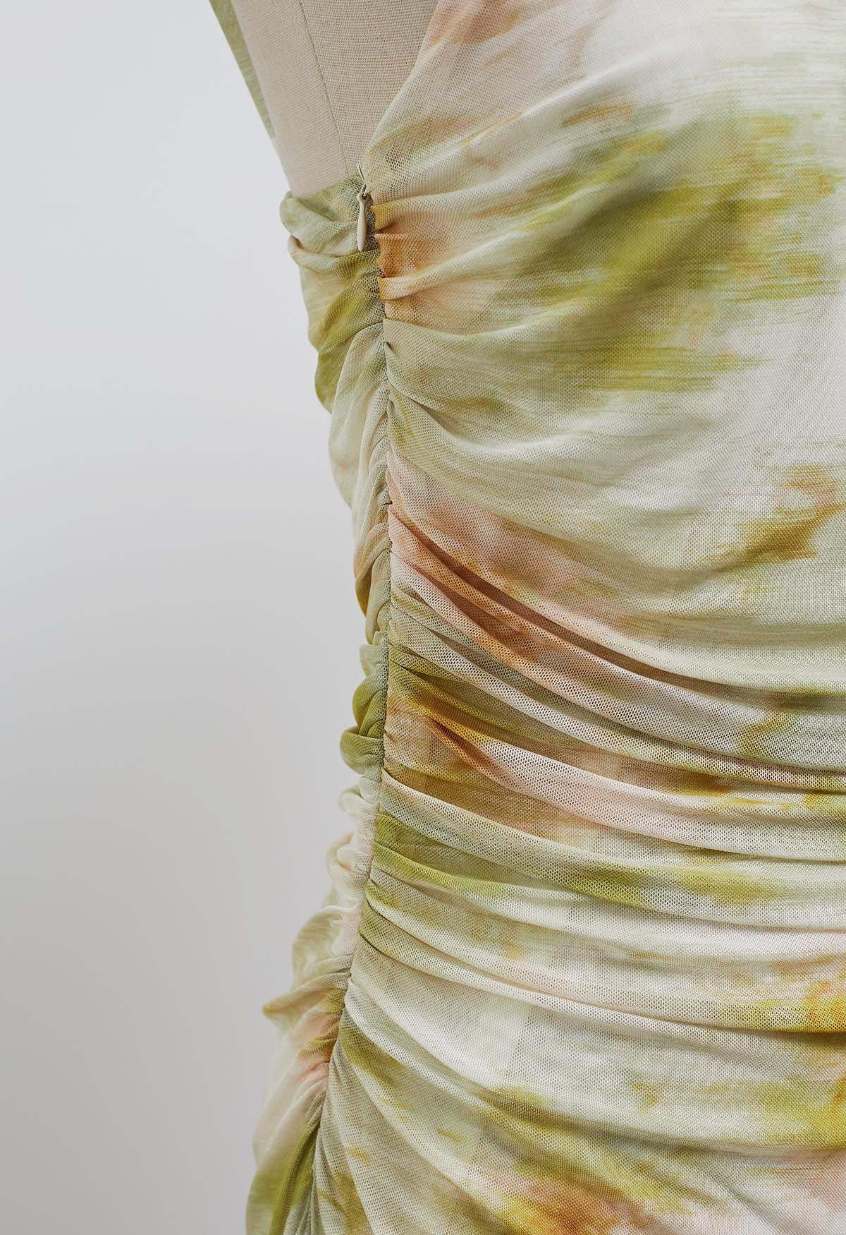 فستان متوسط الطول بحزام عريض شبكي مزين بألوان مائية باللون الفستقي