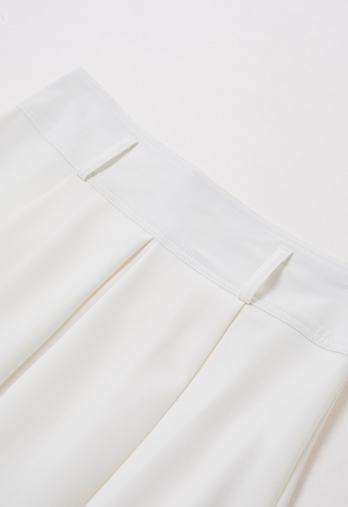 تنورة متوسطة الطول بحزام مطوي باللون الأبيض