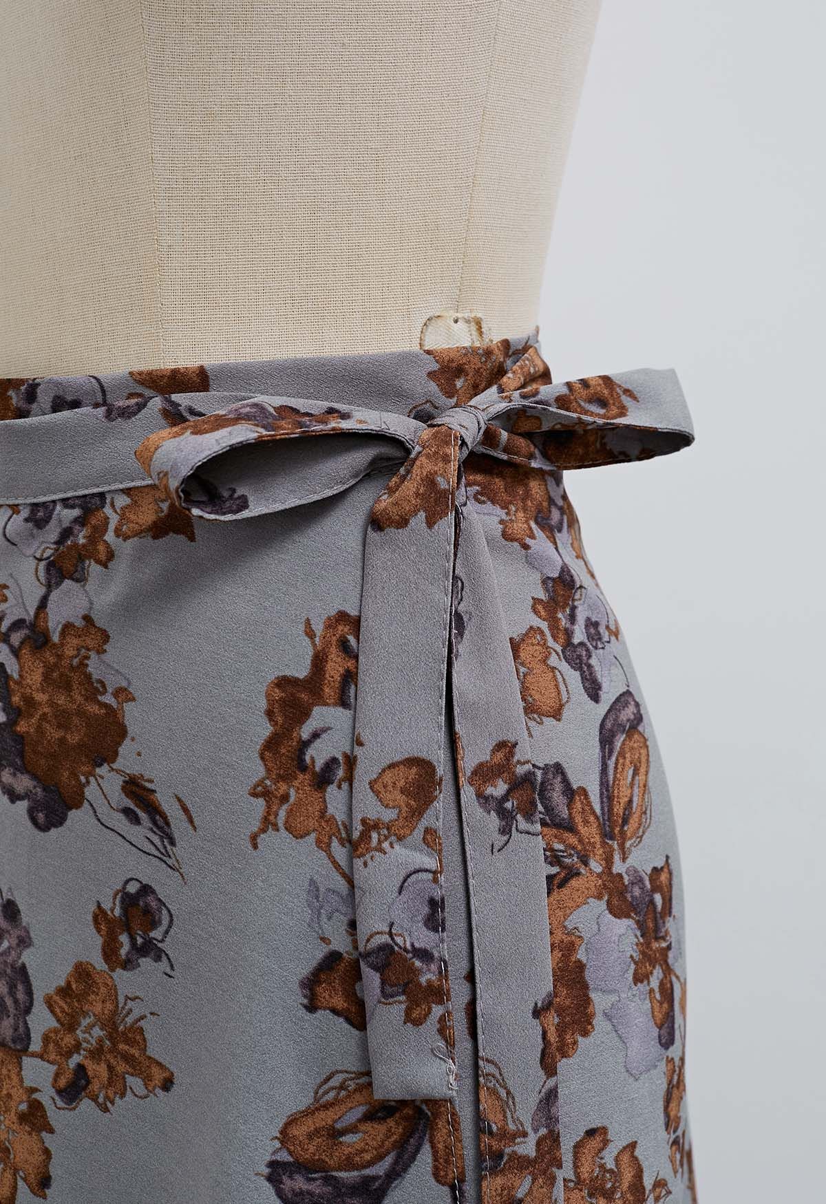 تنورة ملفوفة بطبعة زهور عتيقة وربطة عنق على الخصر