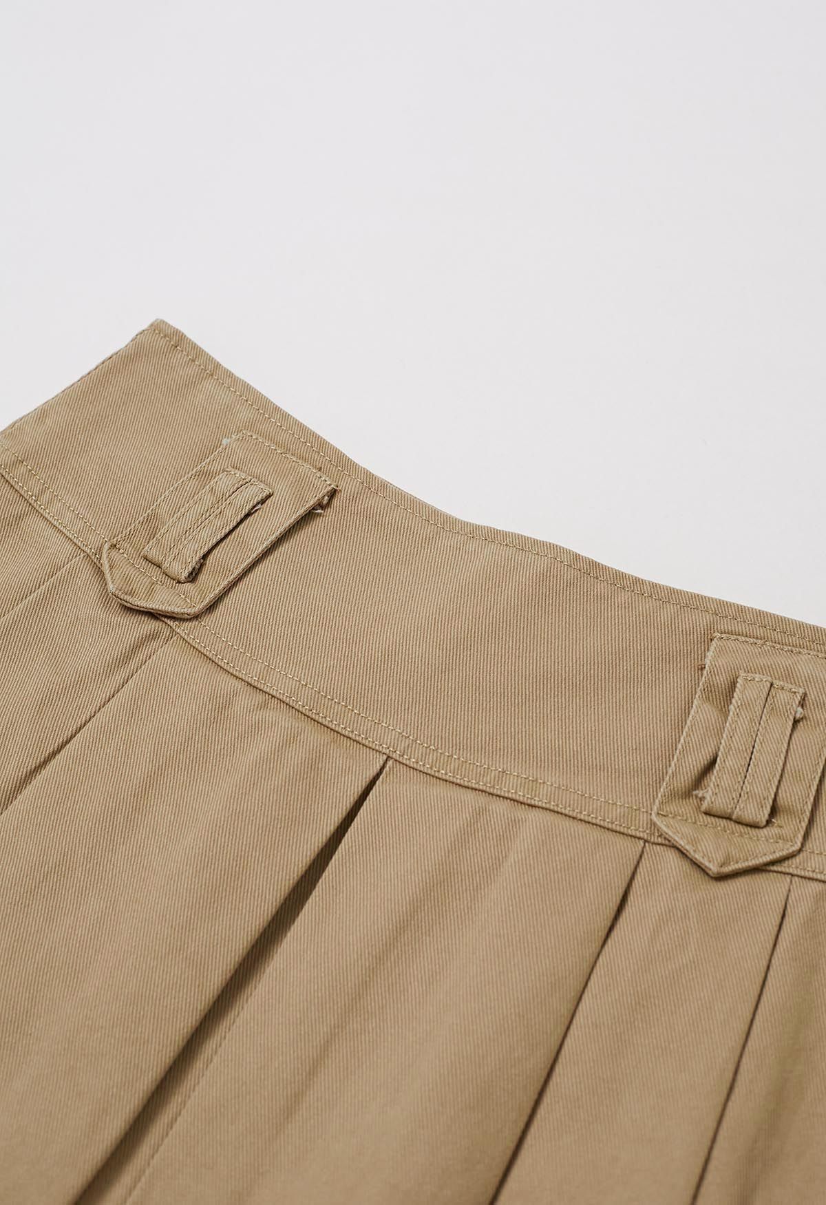 تنورة قصيرة من الدنيم ذات طيات كلاسيكية مع حزام باللون البني الفاتح