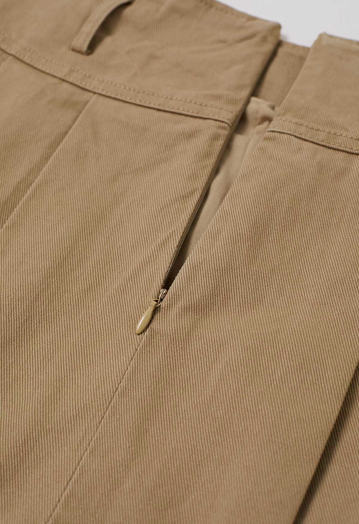 تنورة قصيرة من الدنيم ذات طيات كلاسيكية مع حزام باللون البني الفاتح