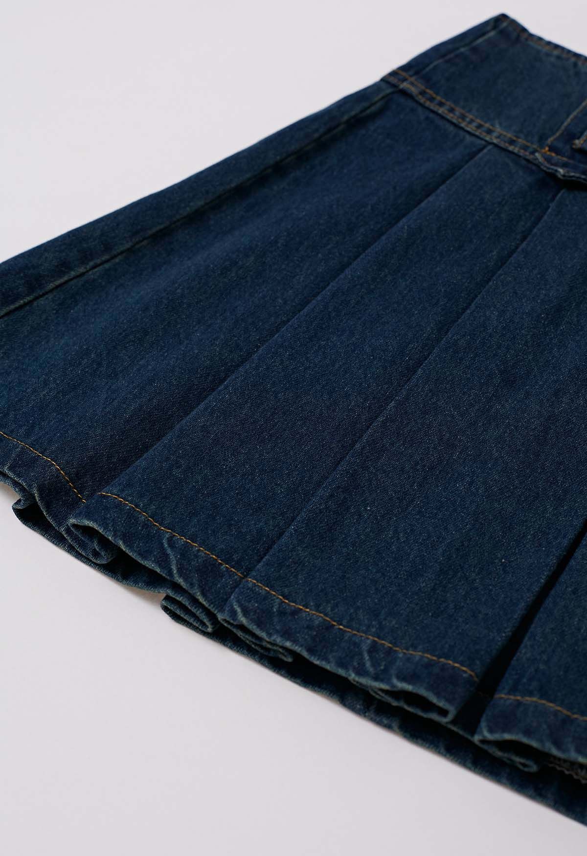 تنورة قصيرة من الدنيم بثنيات كلاسيكية مع حزام باللون الأزرق