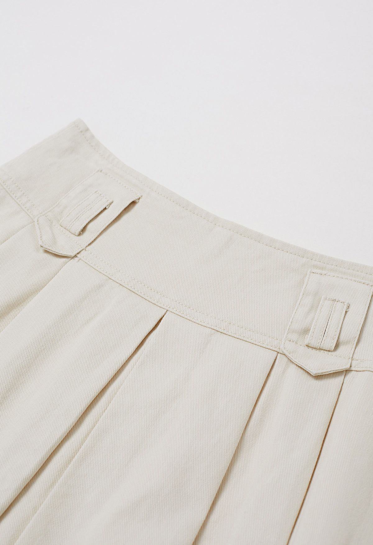 تنورة قصيرة من الدنيم ذات طيات كلاسيكية مع حزام باللون العاجي