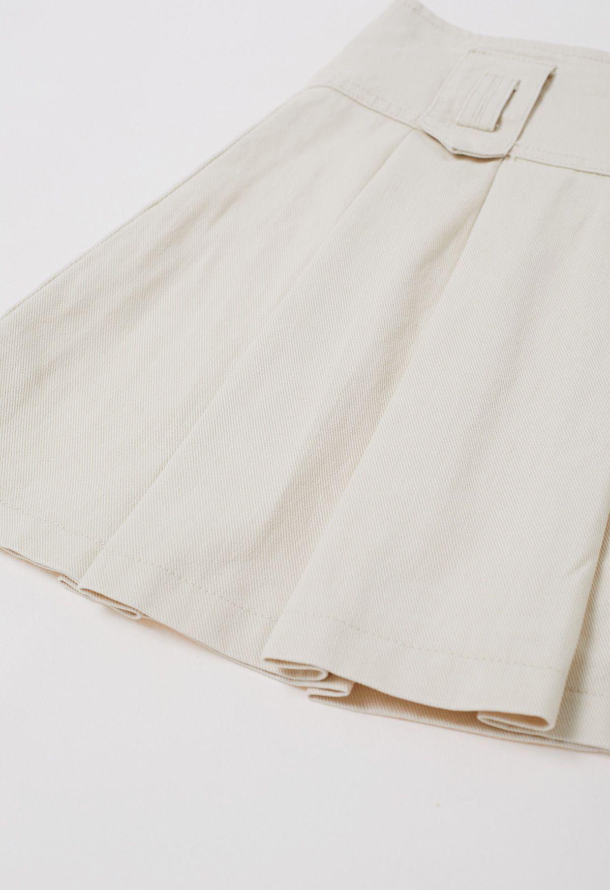 تنورة قصيرة من الدنيم ذات طيات كلاسيكية مع حزام باللون العاجي