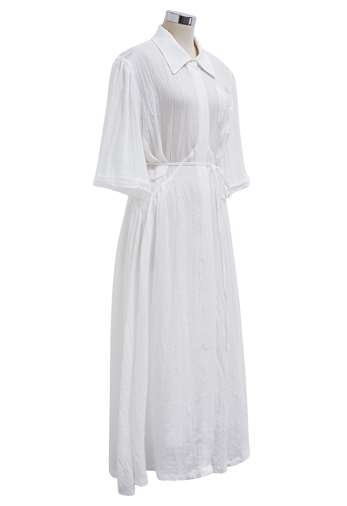فستان قميص بأزرار وأكمام على شكل مرفقين باللون الأبيض