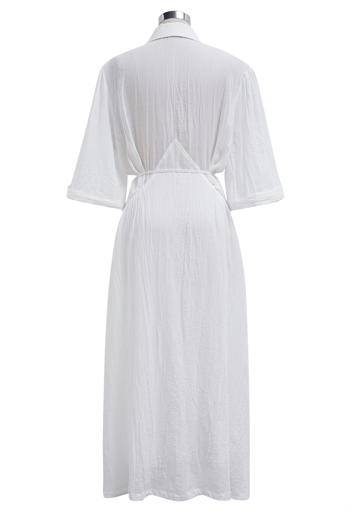 فستان قميص بأزرار وأكمام على شكل مرفقين باللون الأبيض