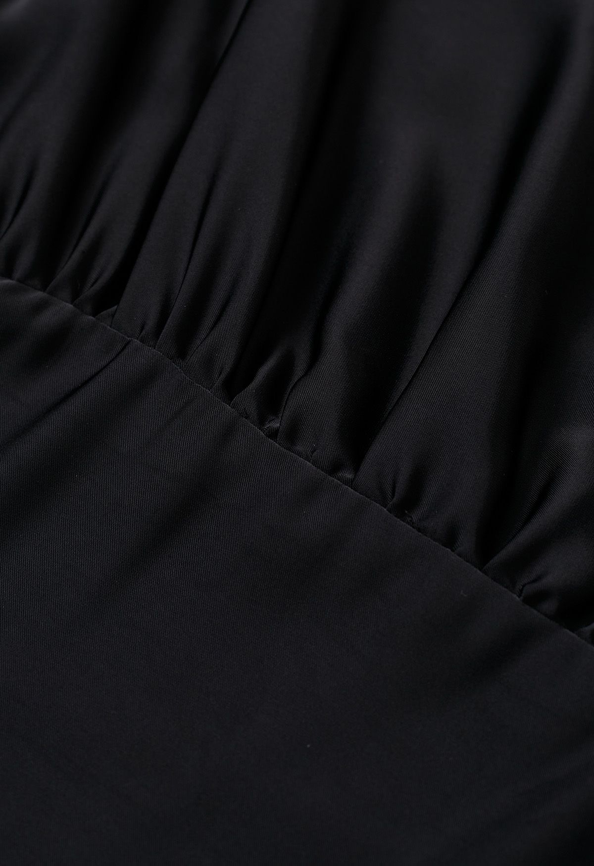 فستان طويل من الساتان بأكمام قصيرة وخصر ملفوف باللون الأسود