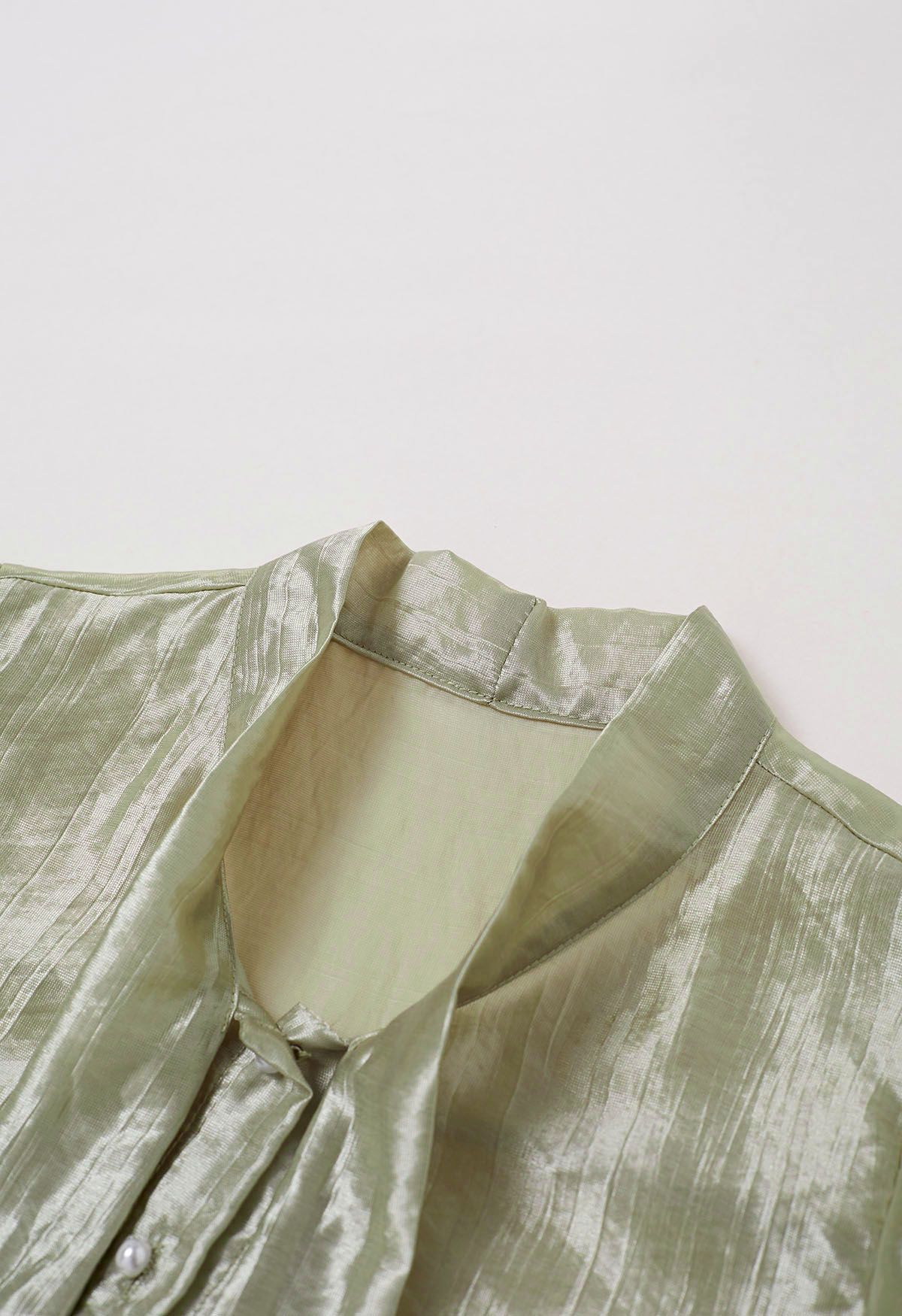 قميص من الساتان بعقدة عنق ذاتية الربط باللون الأخضر الطحلب
