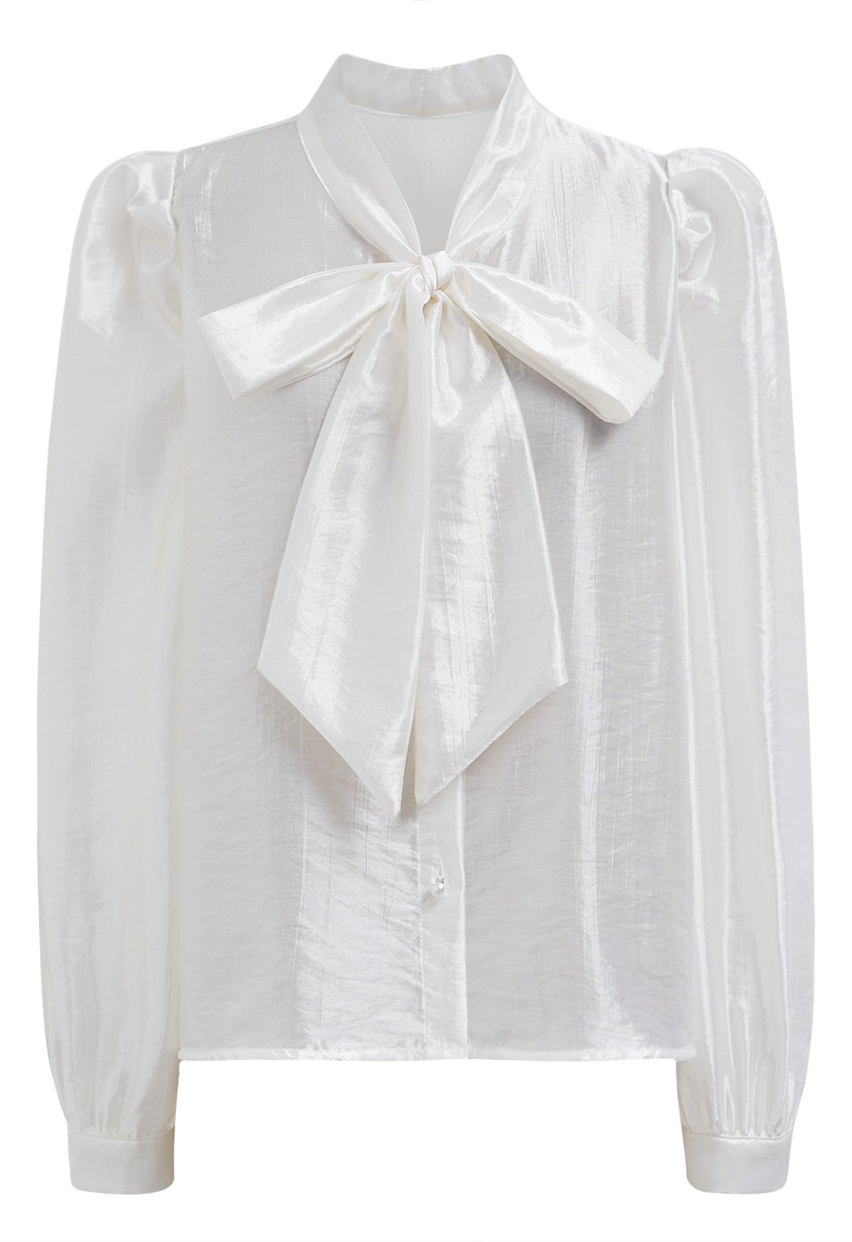 قميص من الساتان بعقدة عنق ذاتية الربط باللون الأبيض