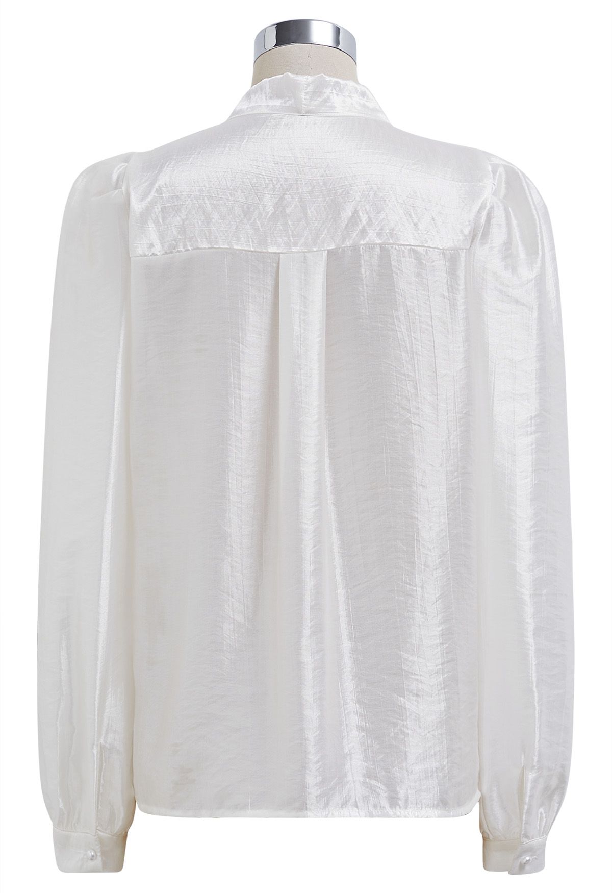 قميص من الساتان بعقدة عنق ذاتية الربط باللون الأبيض