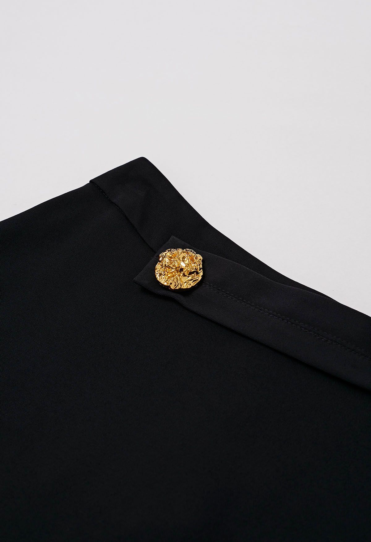 تنورة ميدي مزينة بأزرار ذهبية باللون الأسود