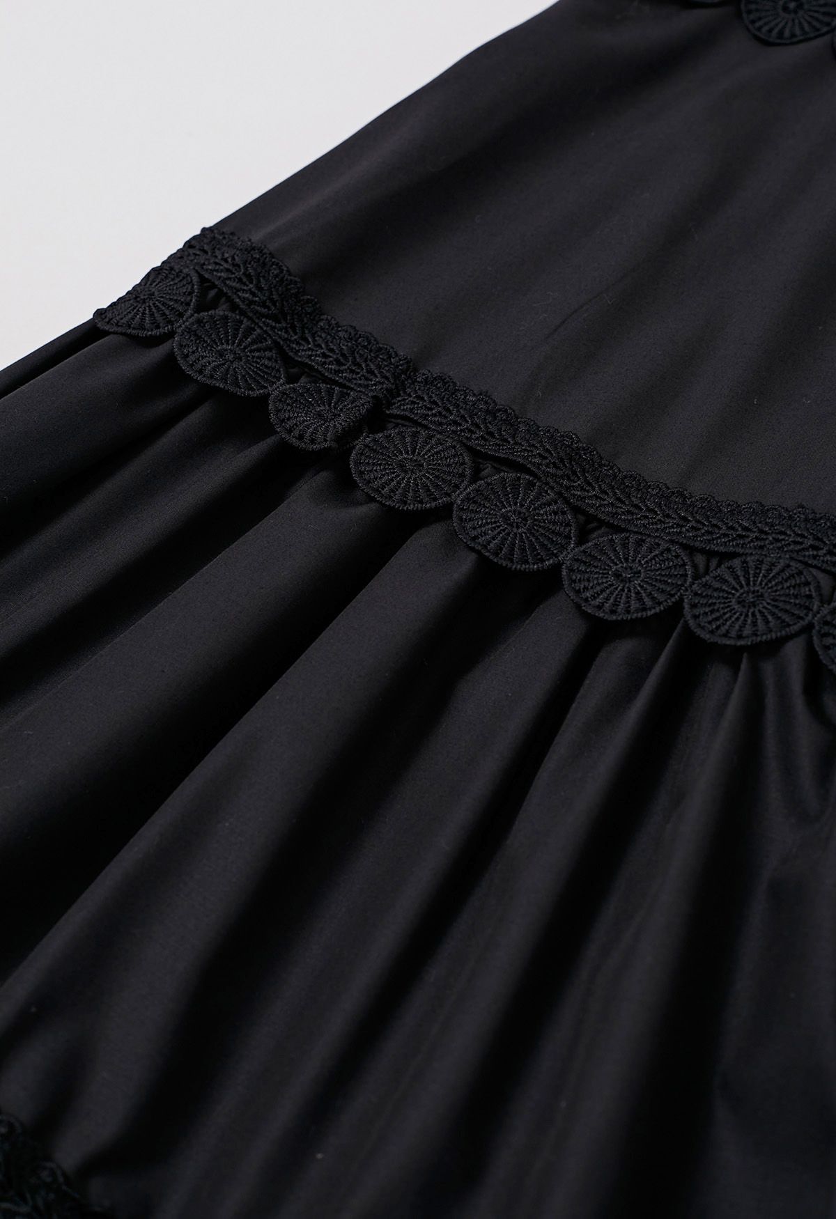 فستان ميدي بدون أكمام بحواف كروشيه باللون الأسود