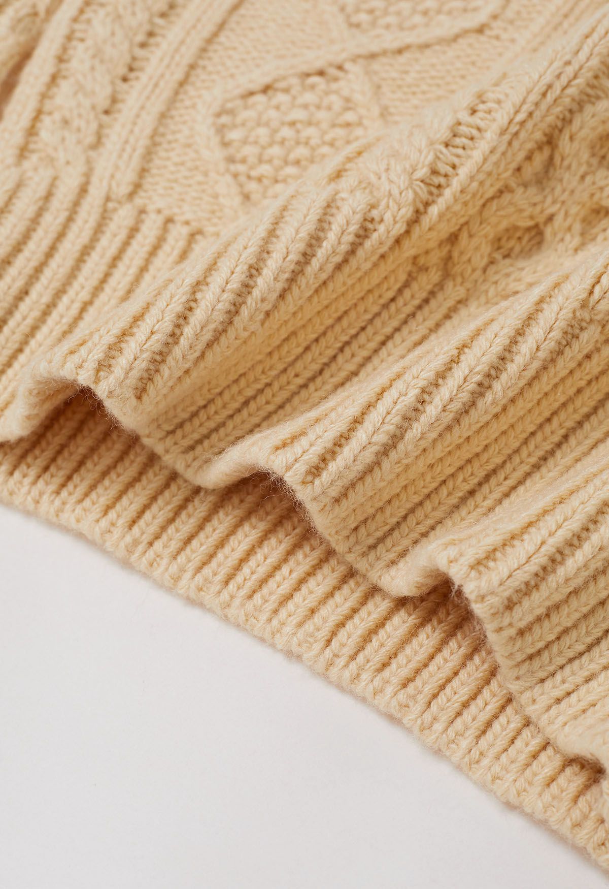 سترة Hug-Me Cable Knit Crewneck باللون الأصفر الفاتح