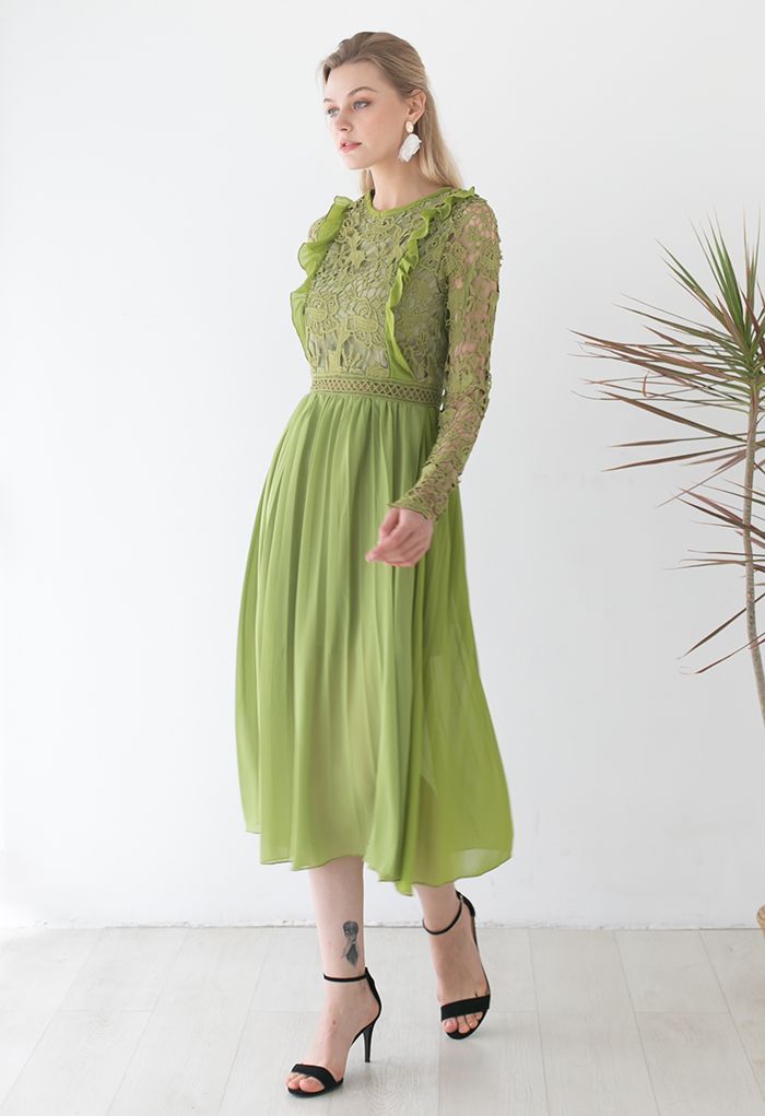 فستان ميدي بطيات شيفون من الكروشيه بنقشة الزهور باللون الأخضر