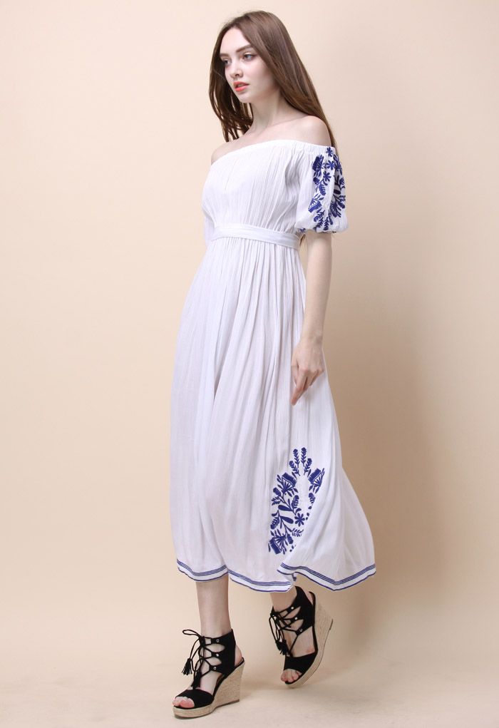 فستان بوهو نيمف طويل مكشوف الكتفين باللون الأبيض