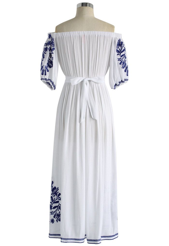 فستان بوهو نيمف طويل مكشوف الكتفين باللون الأبيض