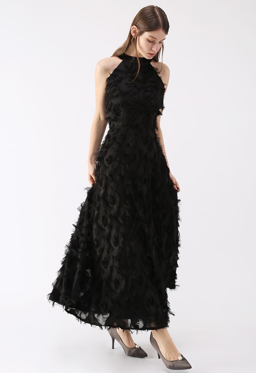 فستان ماكسي بياقة مرتفعة وشراشيب من الريش الراقص باللون الأسود