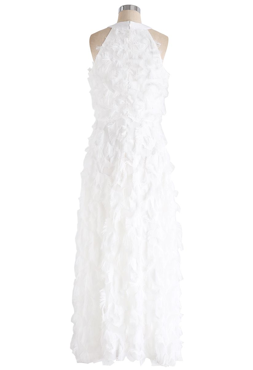 فستان ماكسي بياقة مرتفعة وشراشيب من الريش الراقص باللون الأبيض