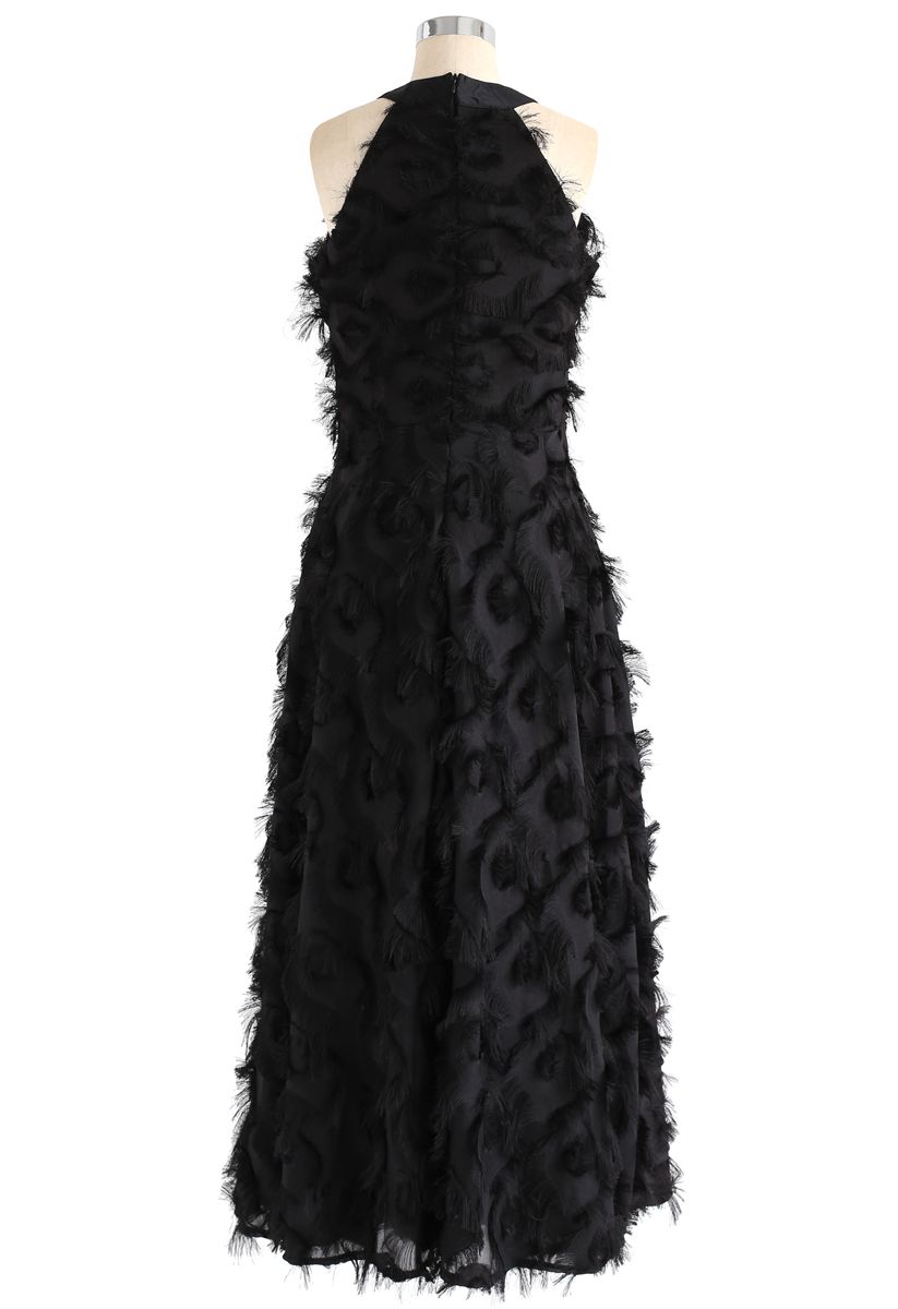 فستان ماكسي بياقة مرتفعة وشراشيب من الريش الراقص باللون الأسود