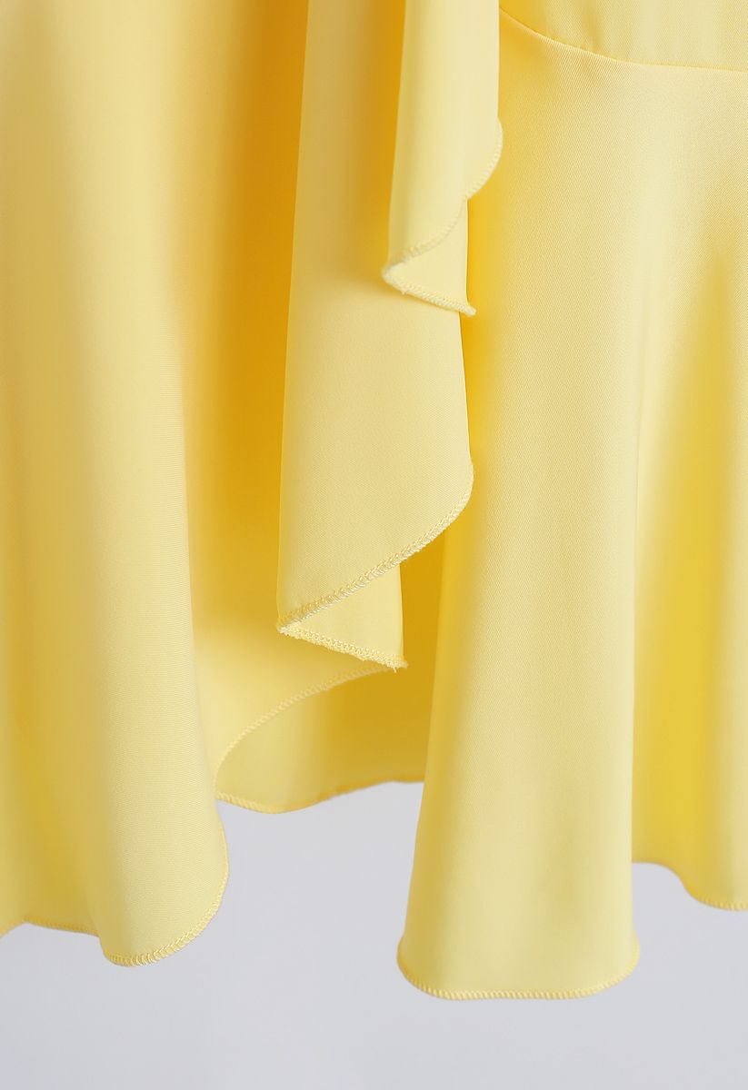 تنورة متوسطة الطول بكشكشة غير متماثلة بقاعدة بسيطة باللون الأصفر