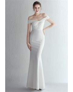 فستان بتصميم ملفوف من الأمام مكشوف الأكتاف باللون الأبيض