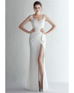 فستان أبيض بخصر مرتفع بفتحة مكشكشة