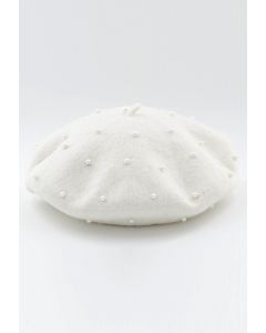 قبعة بيريه مصنوعة يدويًا من الصوف واللؤلؤ باللون الأبيض