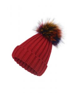 قبعة صغيرة ملونة مزخرفة بوم بوم باللون الأحمر