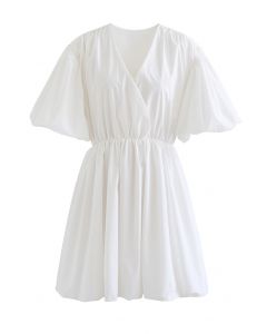فستان قطني بياقة على شكل V وأكمام فقاعية باللون الأبيض