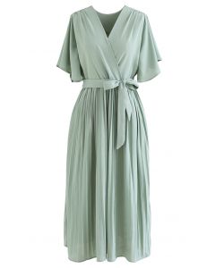 فستان متوسط الطول بتصميم ملفوف ورباط على الخصر وطيات باللون الأخضر البازلاء