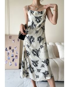 فستان ساتان منقوش بأزرار جانبية وأزرار جانبية باللون العاجي