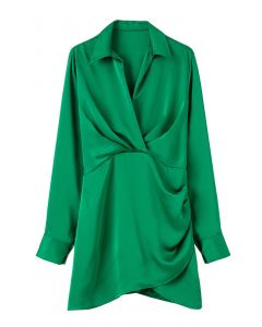 فستان من الساتان بياقة على شكل V من الأمام ومزين بكشكشة باللون الأخضر