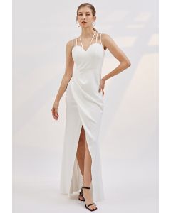 فستان حورية البحر ذو شقوق متعددة بأشرطة مكشكشة باللون الأبيض