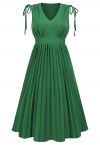 فستان متوسط الطول بطيات بدون أكمام وربطة عنق باللون الأخضر