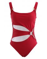 ملابس سباحة باللون الأحمر