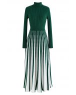 فستان ميدي محبوك بياقة مدورة وطبعة مخططة باللون الأخضر الداكن