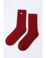 امزج جوارب طويلة من الصوف المخلوط بنقاط ملونة باللون الأحمر