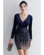 فستان كوكتيل مخملي برقبة على شكل V ومزين بالترتر باللون الكحلي