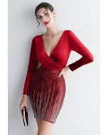 فستان كوكتيل مخملي برقبة على شكل V ومزين بالترتر باللون الأحمر