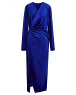 فستان متوسط الطول ملفوف من المخمل اللامع باللون الأزرق