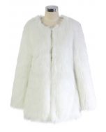 معطف من الفرو الصناعي باللون الأبيض من Chicwish Glam