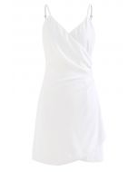 فستان كامي غير متماثل بتصميم ملفوف بكشكشة باللون الأبيض