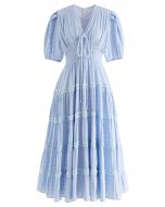 فستان متوسط الطول بياقة على شكل V ومربعات باللون الأزرق