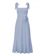 فستان قصير بحافة مكشكشة ورباط على الكتف باللون الأزرق المترب