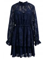 فستان قصير من قماش الجاكار الشبكي ذو طبقات باللون الأزرق الداكن